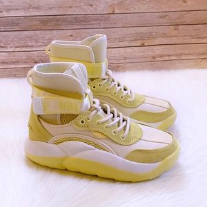 UGG LA Cloud Hi Platform Sneakers